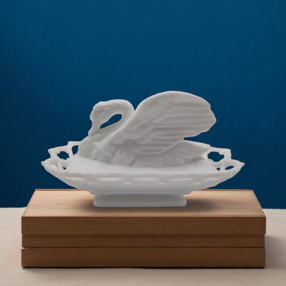 Westmoreland White Milk Glass Raised Wing Swan on Lacy Base Vintage Serving Dish - Picture 6 of 15